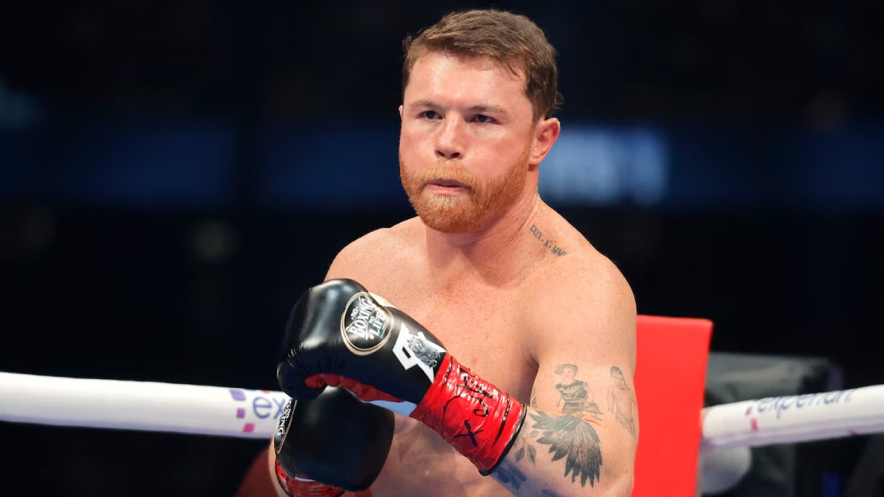 Canelo Alvarez didiagnosis menderita “loose bodies” di siku kirinya, kondisi yang kemungkinan besar memengaruhi penampilannya belakangan ini. (Foto: Fight TV)