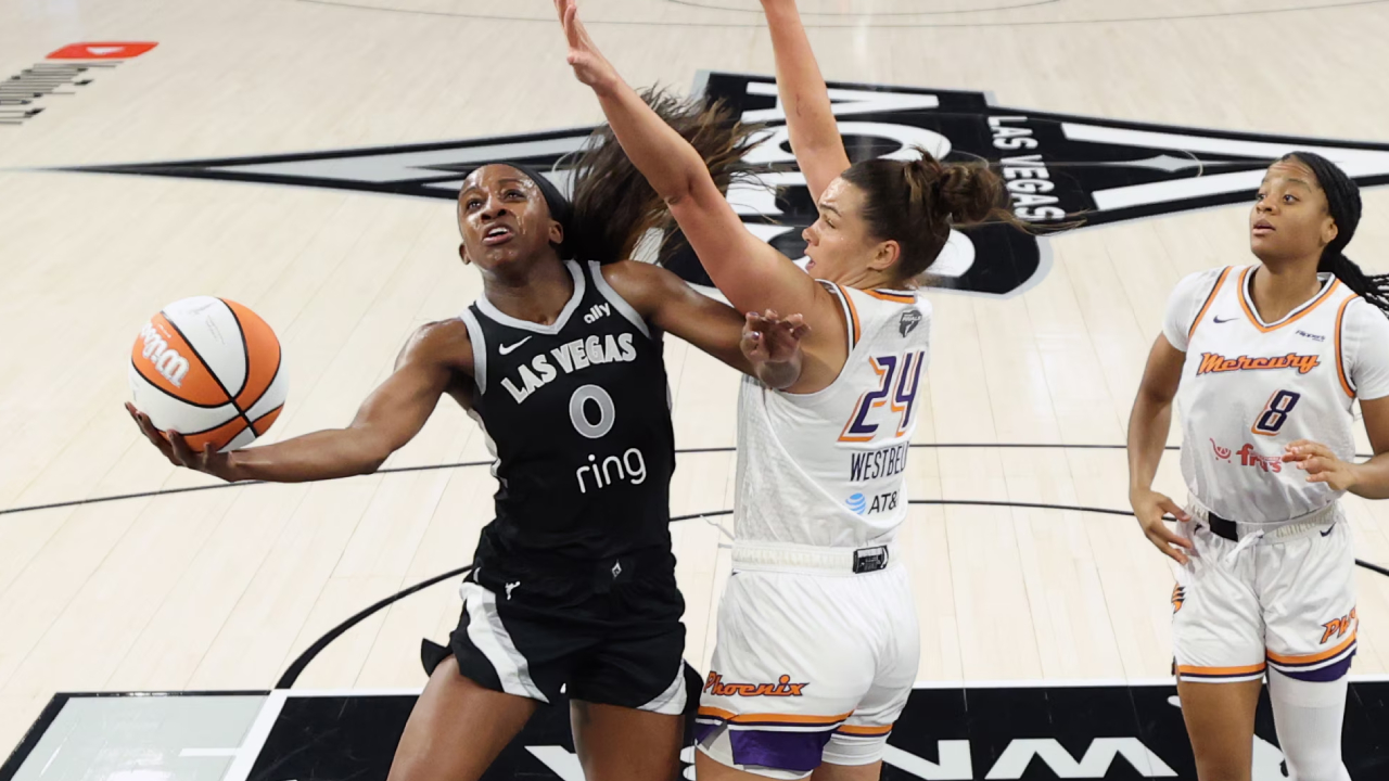 Jackie Young (kiri) mencetak 32 poin saat Las Vegas Aces meraih kemenangan telak 91-78 di Game 2 Final WNBA pada Minggu (5/10). (Foto: AP)
