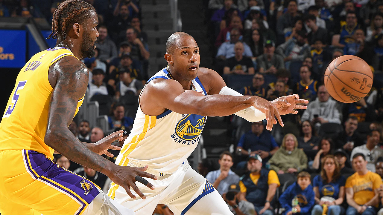 Al Horford langsung menunjukkan pengaruhnya saat Golden State Warriors meraih kemenangan 111–103 atas Los Angeles Lakers pada Minggu (5/10) malam. (Foto: AP)