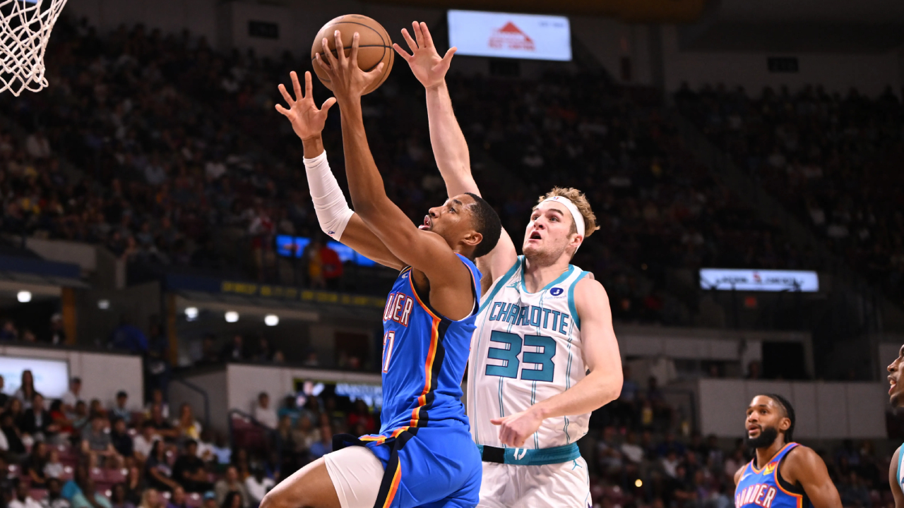Aaron Wiggins (kiri) mencetak 23 poin saat Oklahoma City Thunder meraih kemenangan 135–114 atas Charlotte Hornets pada Minggu (5/10) malam. (Foto: AP)