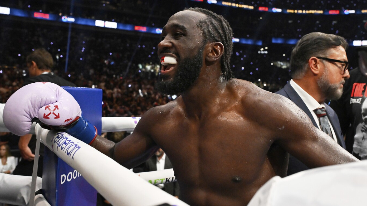 Terence Crawford menjadi juara dunia lima divisi dan pemegang gelar sejati tiga divisi dengan mengalahkan Alvarez pada 14 September di Las Vegas. (Foto: Fight TV)