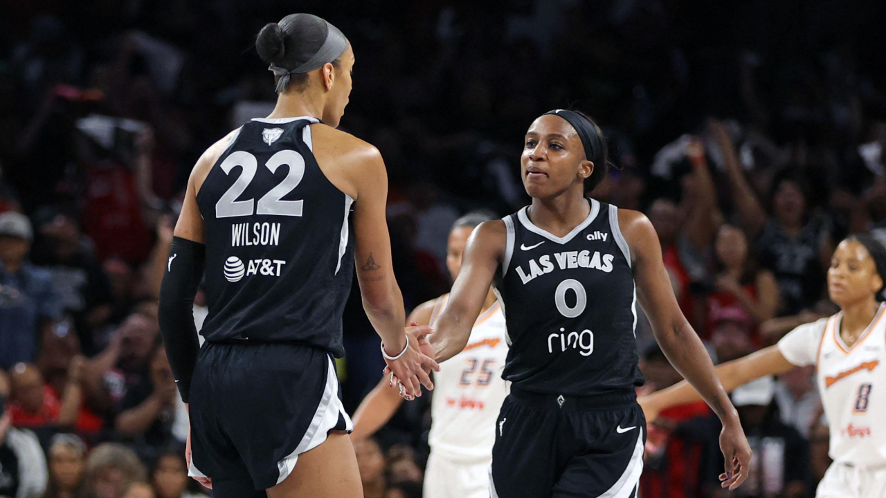 Jackie Young (kanan) melakukan tos dengan A’ja Wilson di tengah Game 2 Final WNBA versus Mercury. (Foto: AP)