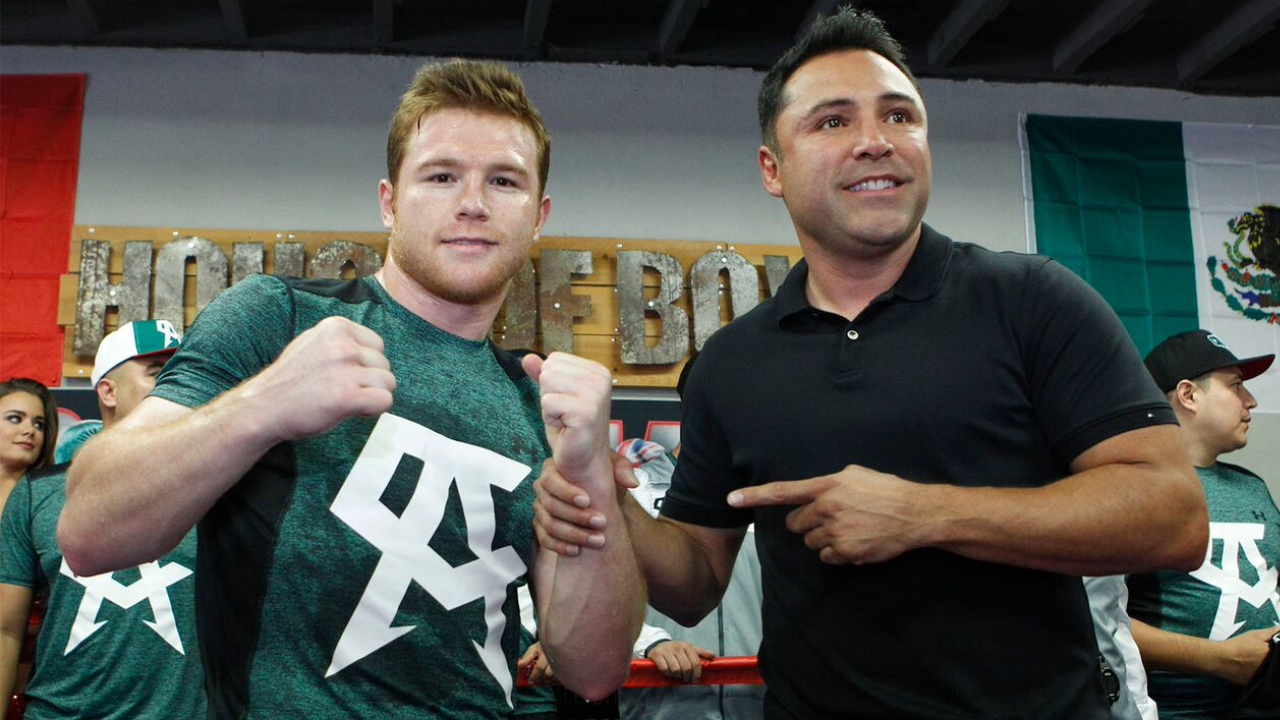 Canelo Alvarez (kiri) dan Oscar De La Hoya. (Foto: Fight TV)