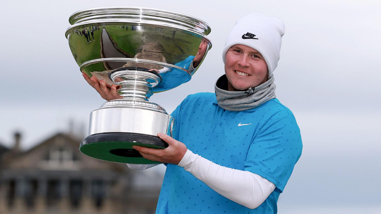 Robert MacIntyre berpose dengan trofi Alfred Dunhill Links Championship. (Foto: Golf Digest)