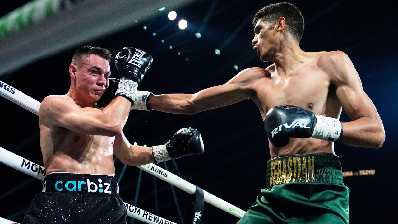Sebastian Fundora (kanan) menghentikan Tszyu setelah tujuh ronde, ketika sudut Tszyu menariknya keluar sebelum ronde kedelapan dimulai. (Foto: Fight TV)