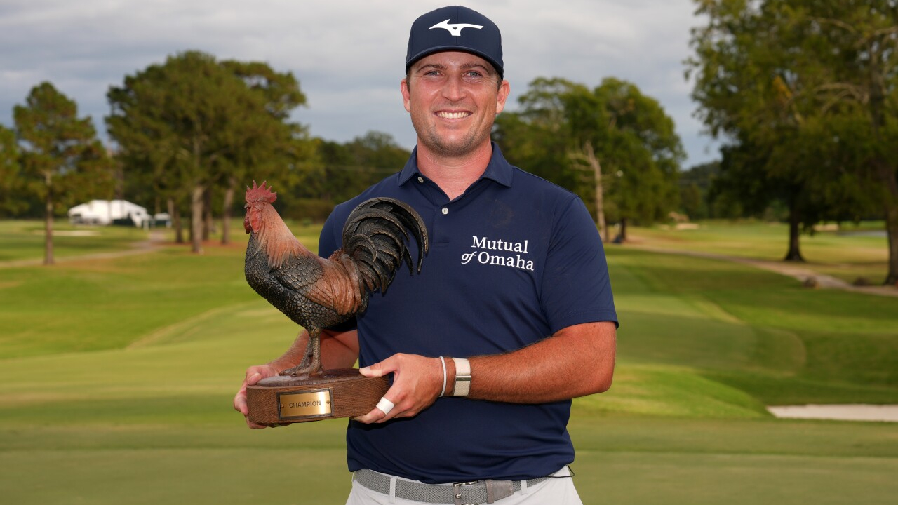 Steven Fisk berpose dengan trofi Sanderson Farms Championship. (Foto: Golf Digest)