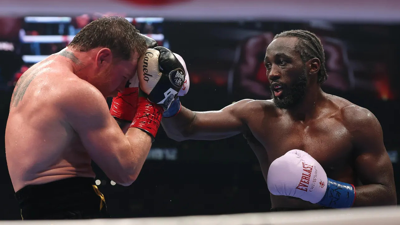 Terence Crawford (kanan) dan Canelo Alvarez. (Foto: Fight TV)