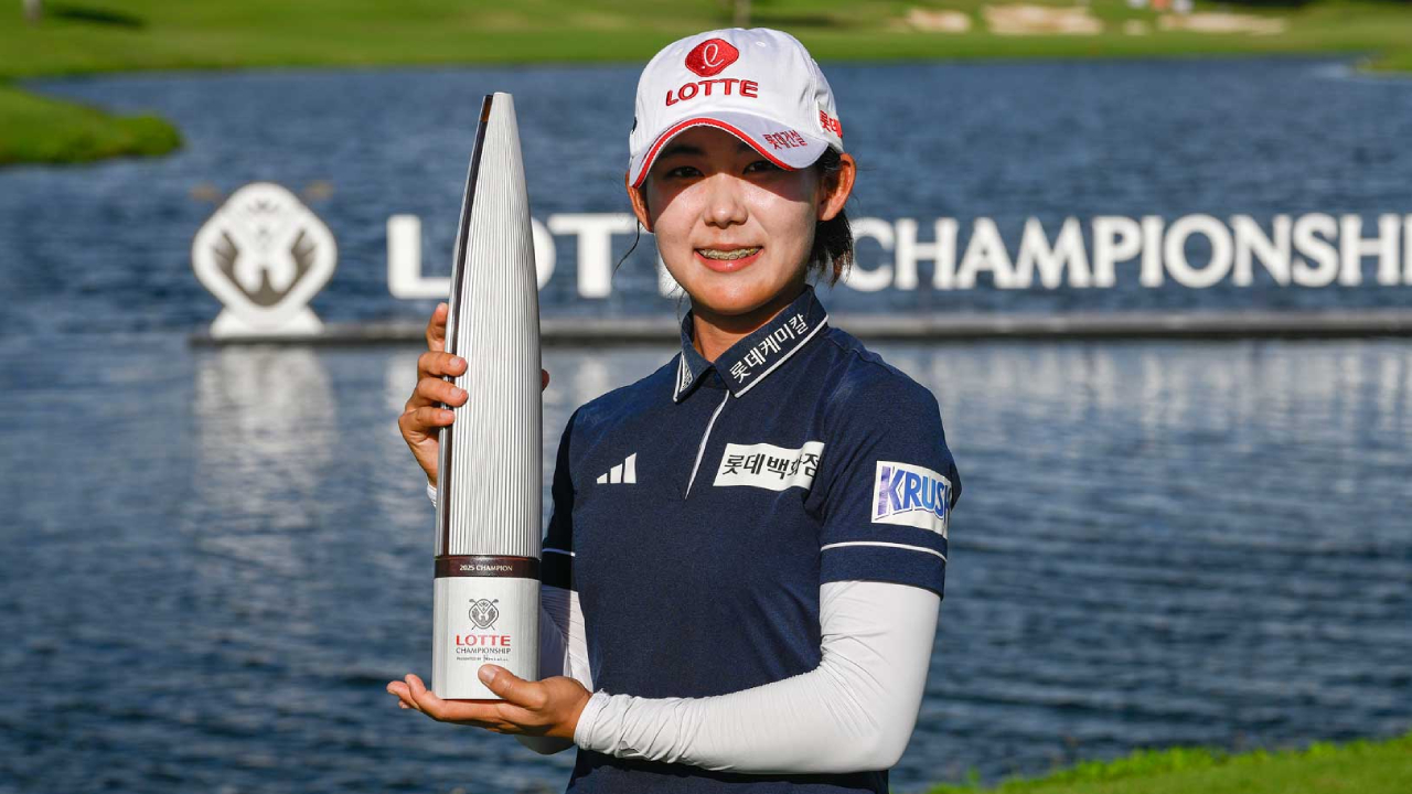 Youmin Hwang berpose dengan trofi LOTTE Championship. (Foto: Golf Digest)