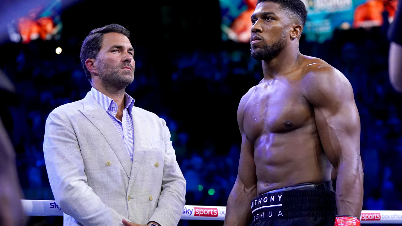 Anthony Joshua (kanan) dan Eddie Hearn. (Foto: Fight TV)