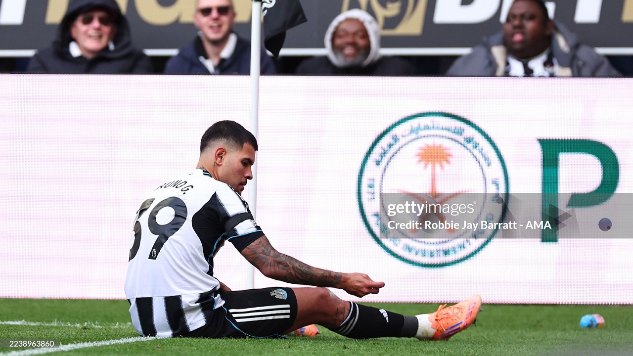 Bruno Guimaraes membuka kemenangan Newcastle atas Nottingham Forest. (Foto: Robbie Jay Barratt - AMA/Getty Images)