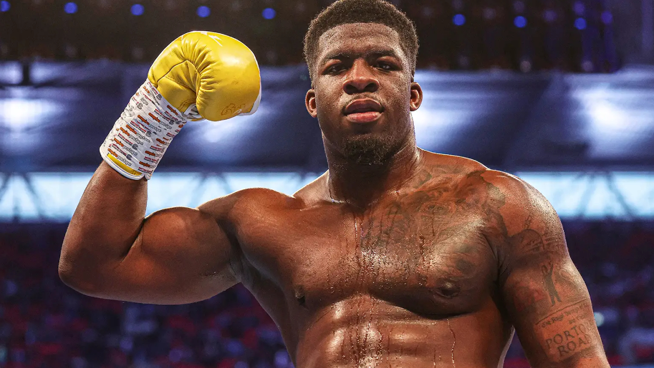 David Adeleye, yang orang tuanya berasal dari Nigeria, pernah berkunjung ke negara tersebut setelah 13 tahun. (Foto: Fight TV)