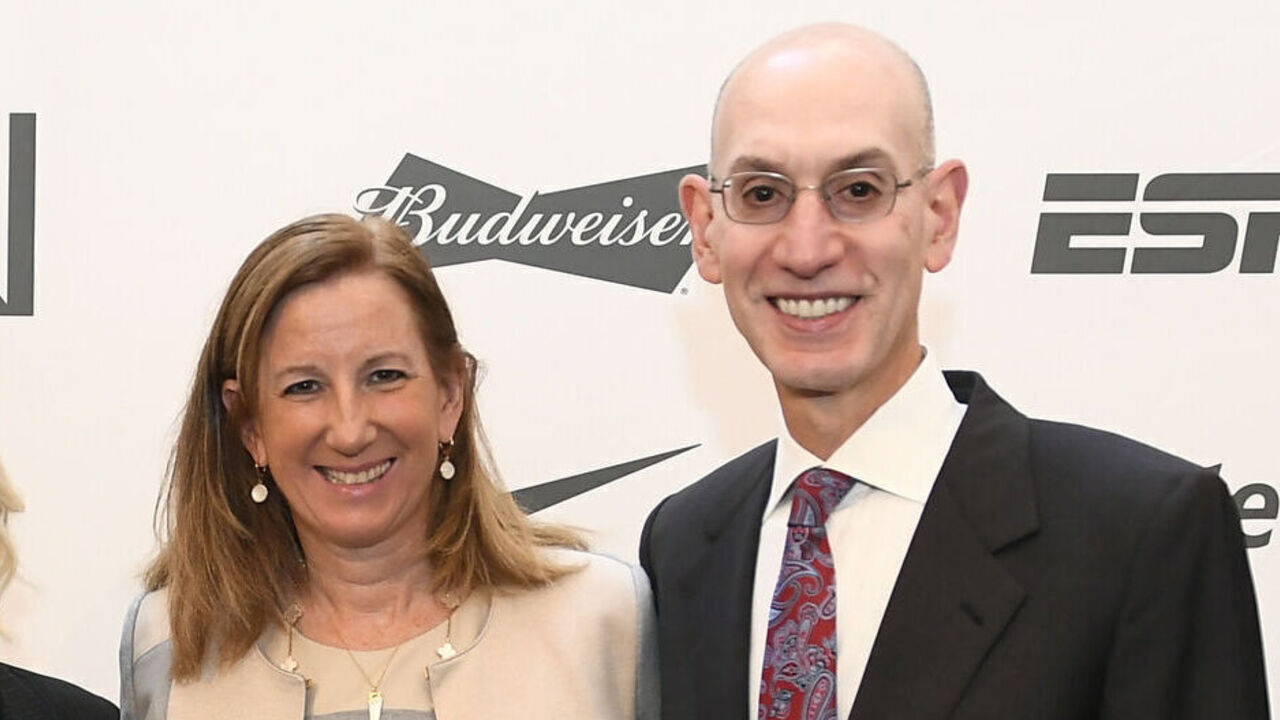 Komisaris NBA Adam Silver (kanan) dan Komisaris WNBA Cathy Engelbert. (Foto: AP)