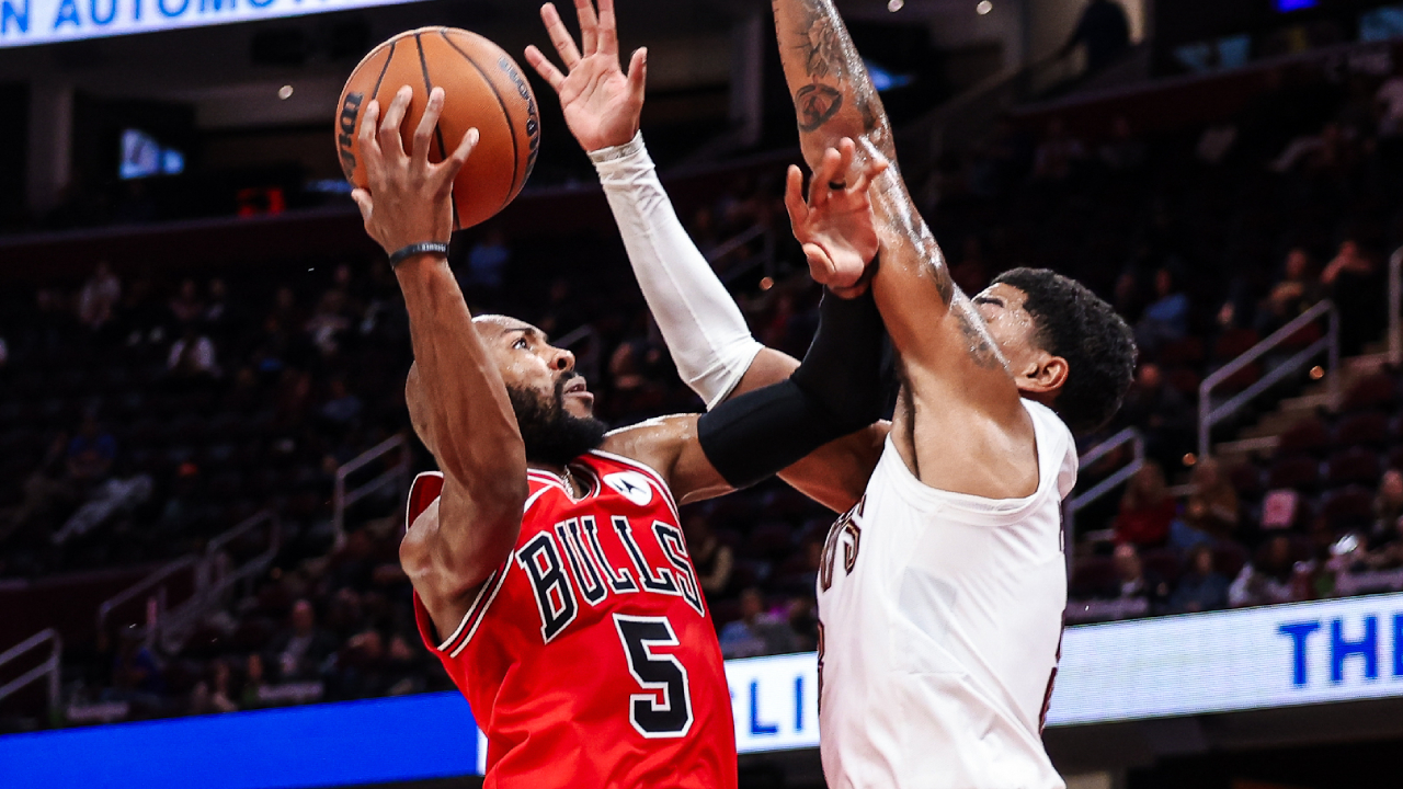 Jevon Carter (kiri) melepaskan tembakan penentu kemenangan saat Chicago Bulls menang 118–117 atas Cleveland Cavaliers pada Selasa (7/10) malam. (Foto: AP)
