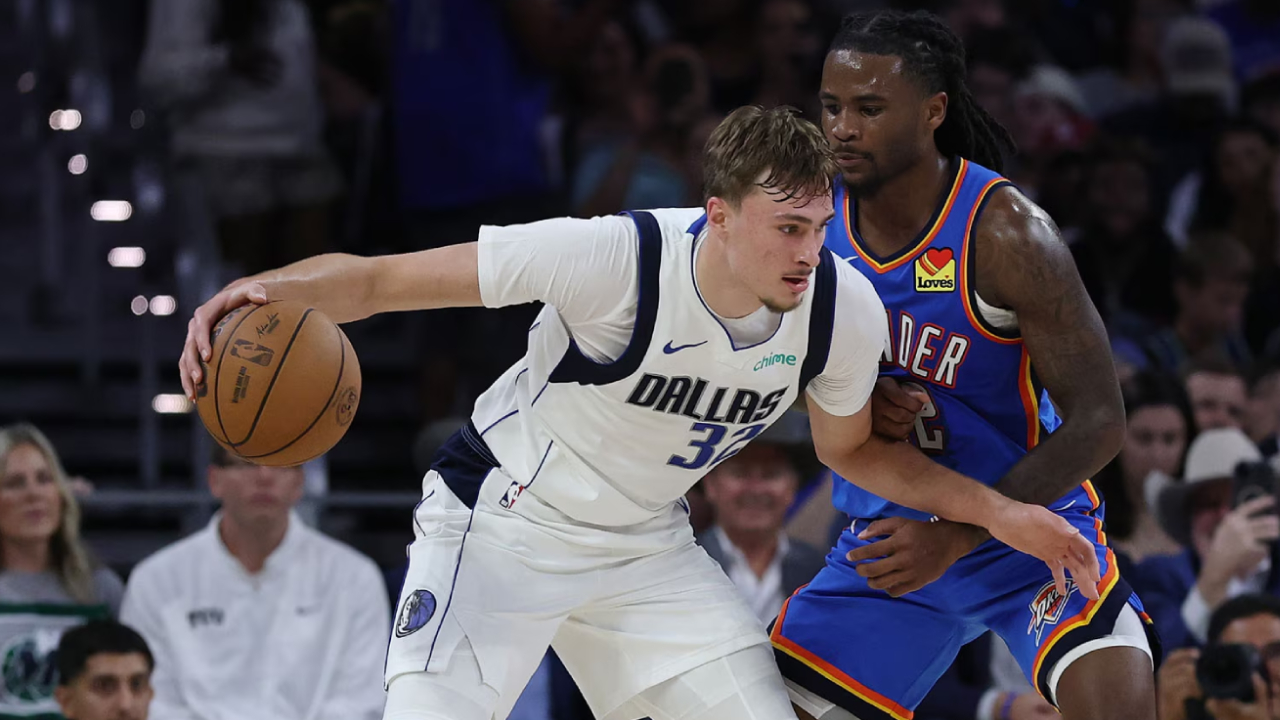 Cooper Flagg (kiri) mencetak 10 poin saat Dallas Mavericks mengalahkan Oklahoma City Thunder yang minim pemain dengan skor 106–89 pada Senin (6/10) malam. (Foto: AP)