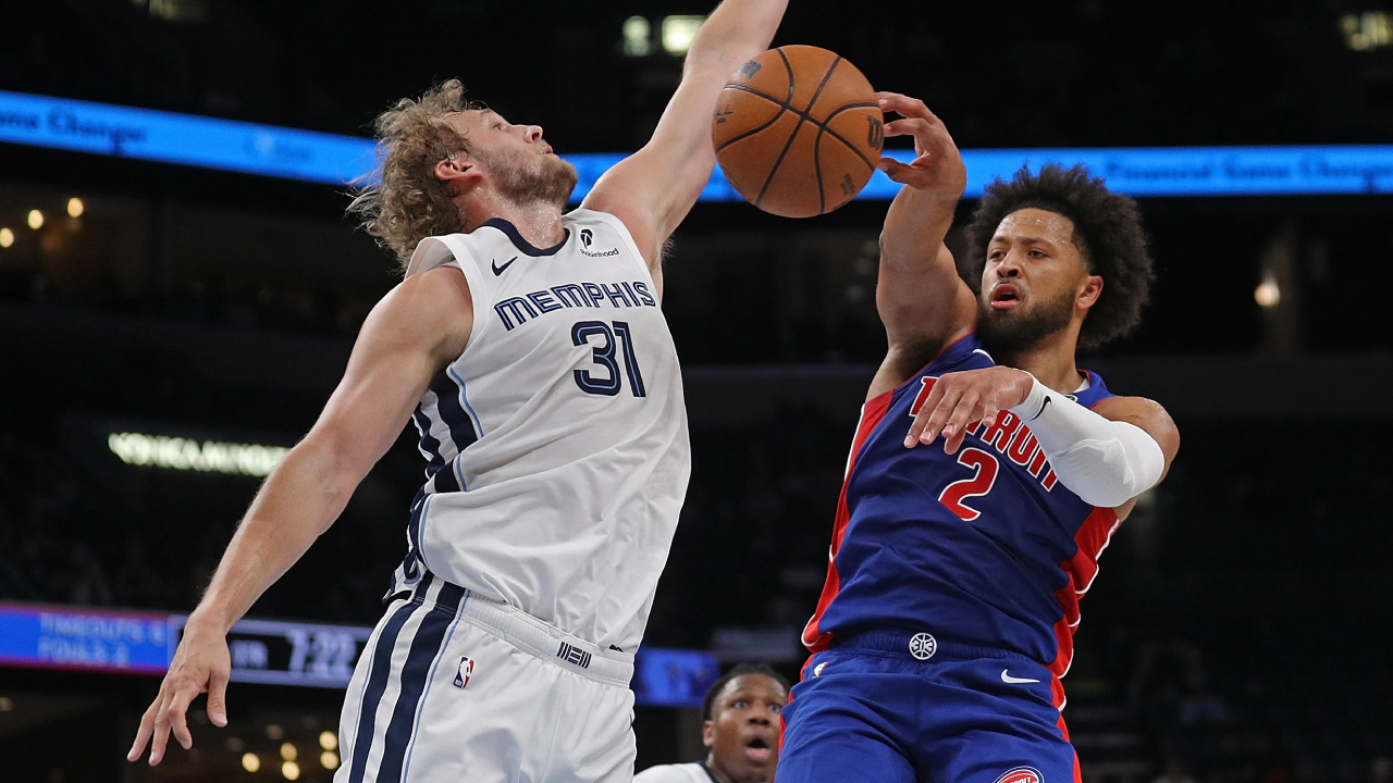 Cade Cunningham (kanan) mencetak 20 poin saat Detroit Pistons menang meyakinkan 128-112 atas Memphis Grizzlies pada Senin (6/10) malam. (Foto: AP)