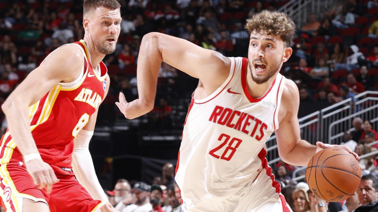 Alperen Sengun (kanan) mencetak 19 poin saat Houston Rockets mengalahkan Atlanta Hawks 122–113 di Toyota Center pada Senin (6/10) malam. (Foto: AP)