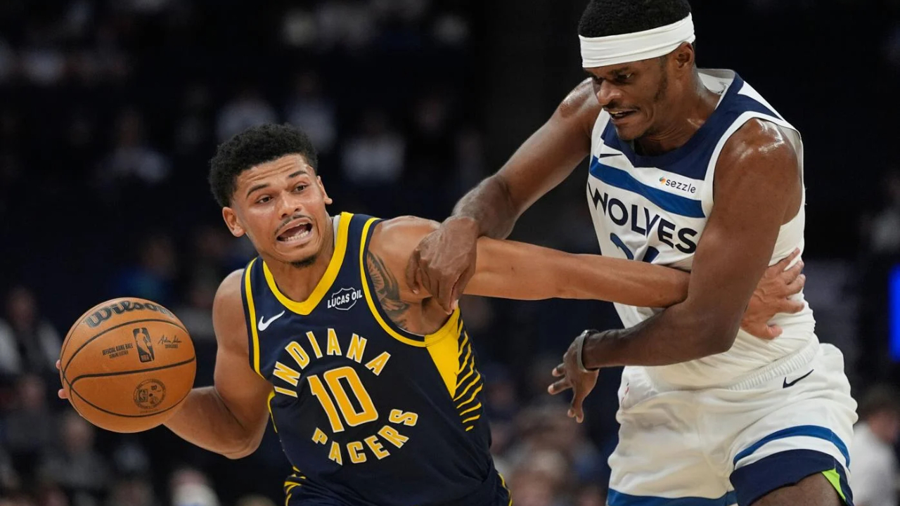 RayJ Dennis (kiri) mencetak 16 poin saat Indiana Pacers mengalahkan Minnesota Timberwolves 135-134 melalui overtime pada Selasa (7/10) malam. (Foto: AP)