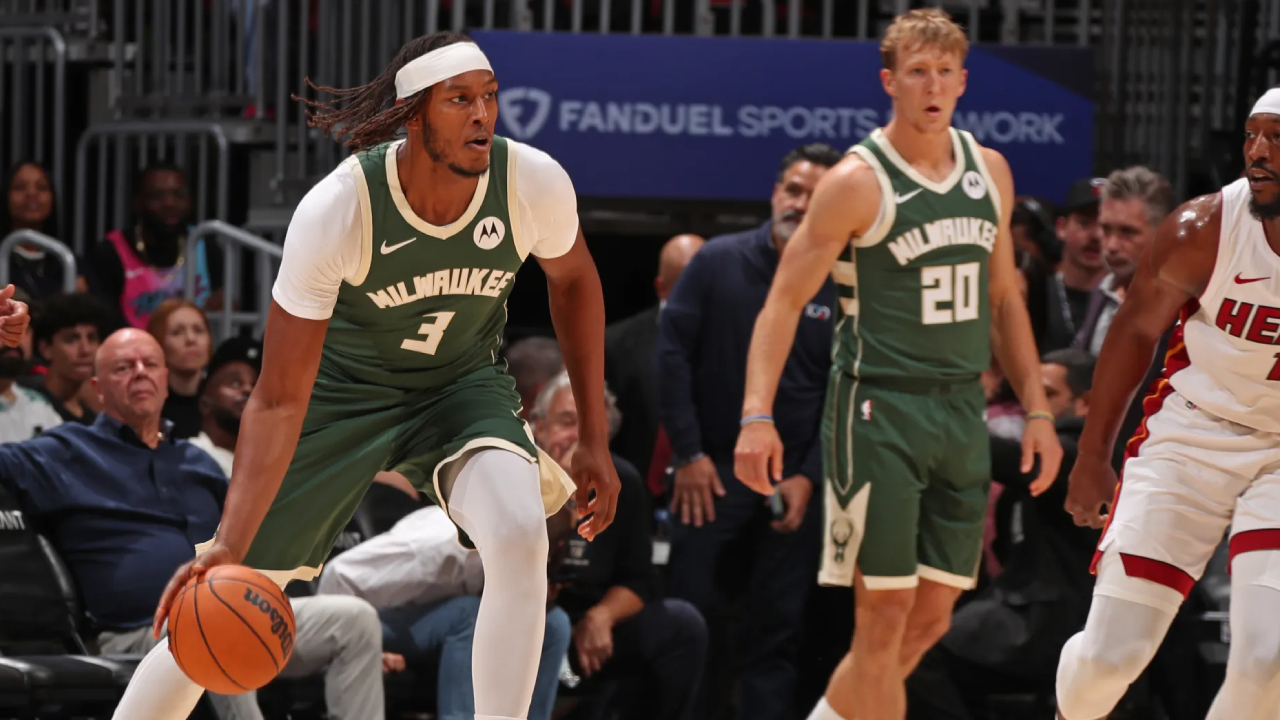 Myles Turner (kiri) mencetak delapan poin dalam debutnya saat Milwaukee Bucks menang 103–93 atas Miami Heat di Kaseya Center pada Senin (6/10) malam. (Foto: AP)