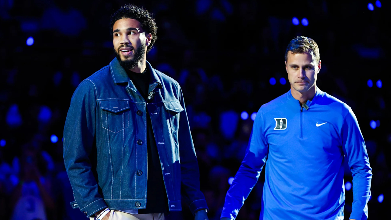Jayson Tatum (kiri) dan pelatih Duke Jon Scheyer. (Foto: AP)
