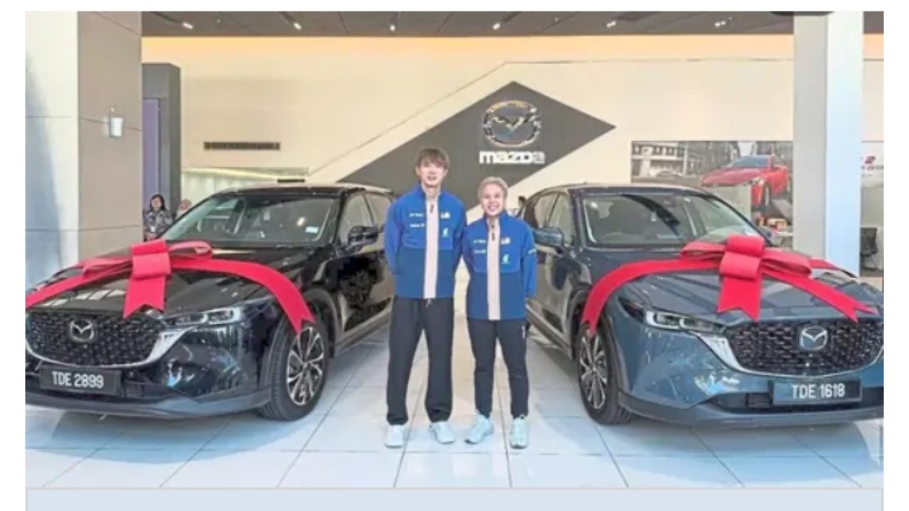 Juara Dunia Tang Jie/Ee Wei Kembali Dapat Bonus Masing-Masing 1 Unit Mazda