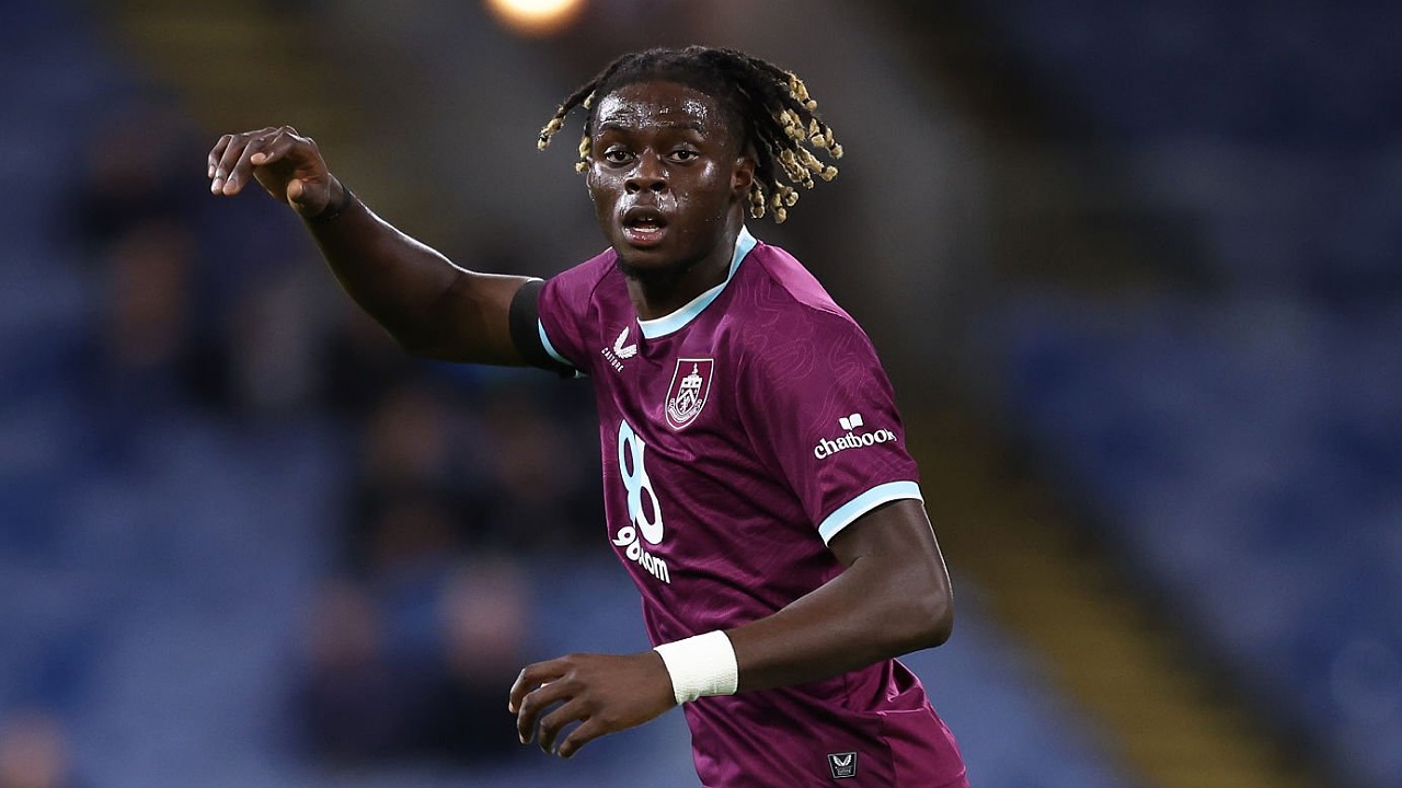 Gelandang Burnley, Lesley Ugochukwu