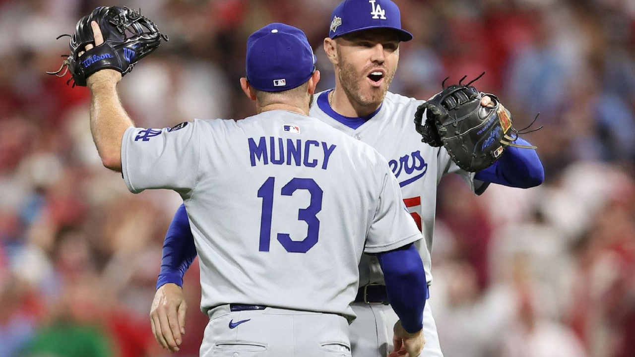 Pemain Los Angeles Dodgers melakukan selebrasi setelah mengalahkan Philadelphia Phillies 4-3 di Game 2 NLDS. (Foto: AP)