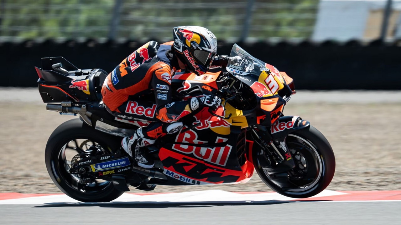 Pedro Acosta sumringah bisa naik podium di GP Indonesia.