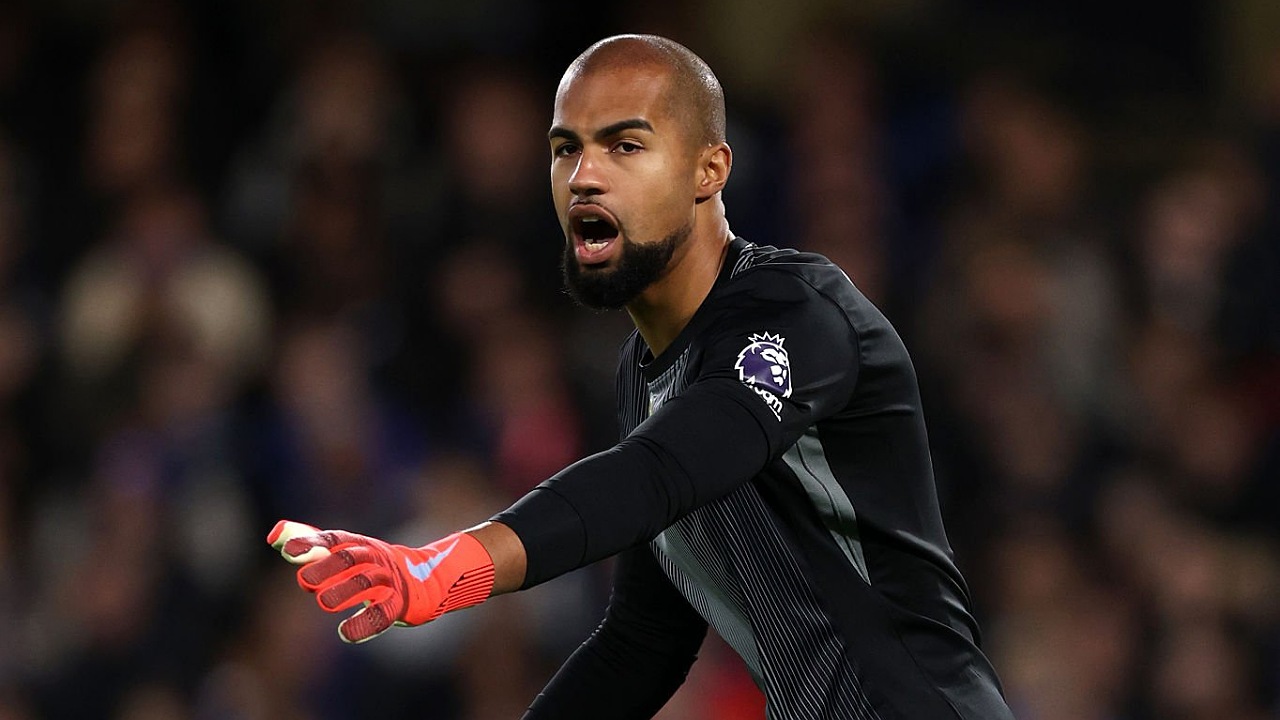 Robert Sanchez dibela oleh legenda Manchester United, Peter Schmeichel