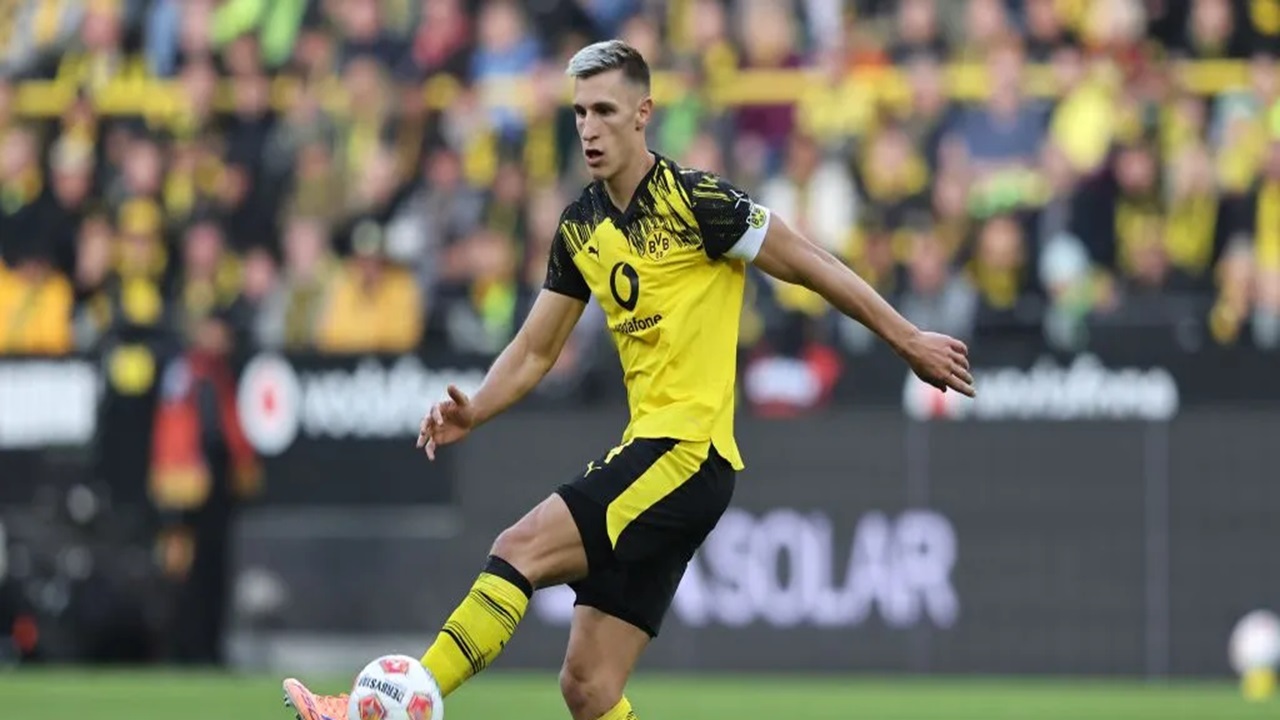 Real Madrid Tertarik Mendatangkan Bek Milik Dortmund