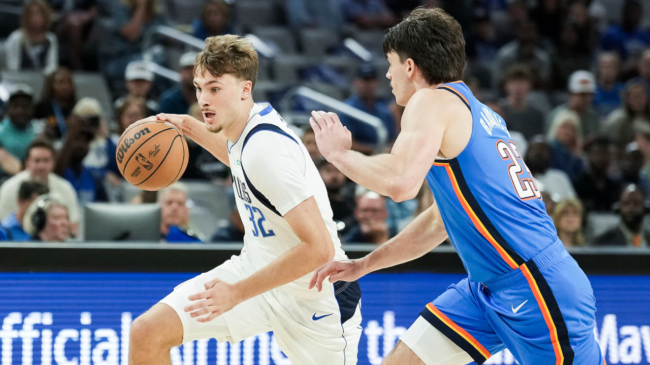 Cooper Flagg (kiri) mencetak 10 poin, enam rebound, tiga assist, dan satu blok tanpa melakukan turnover. (Foto: AP)