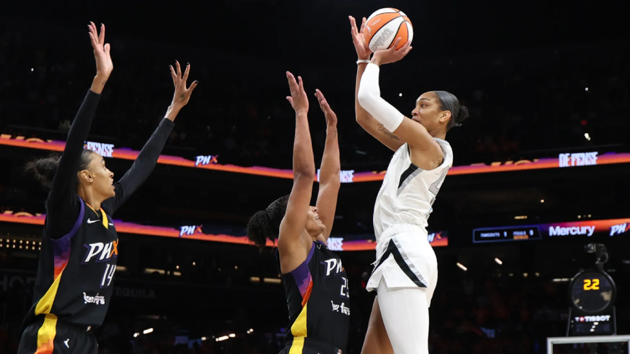 A’ja Wilson (kanan) mencetak tembakan fadeaway dengan sisa waktu tiga persepuluh detik saat Las Vegas Aces mengalahkan Phoenix Mercury 90-88 pada Rabu (8/10).(Foto: AP)