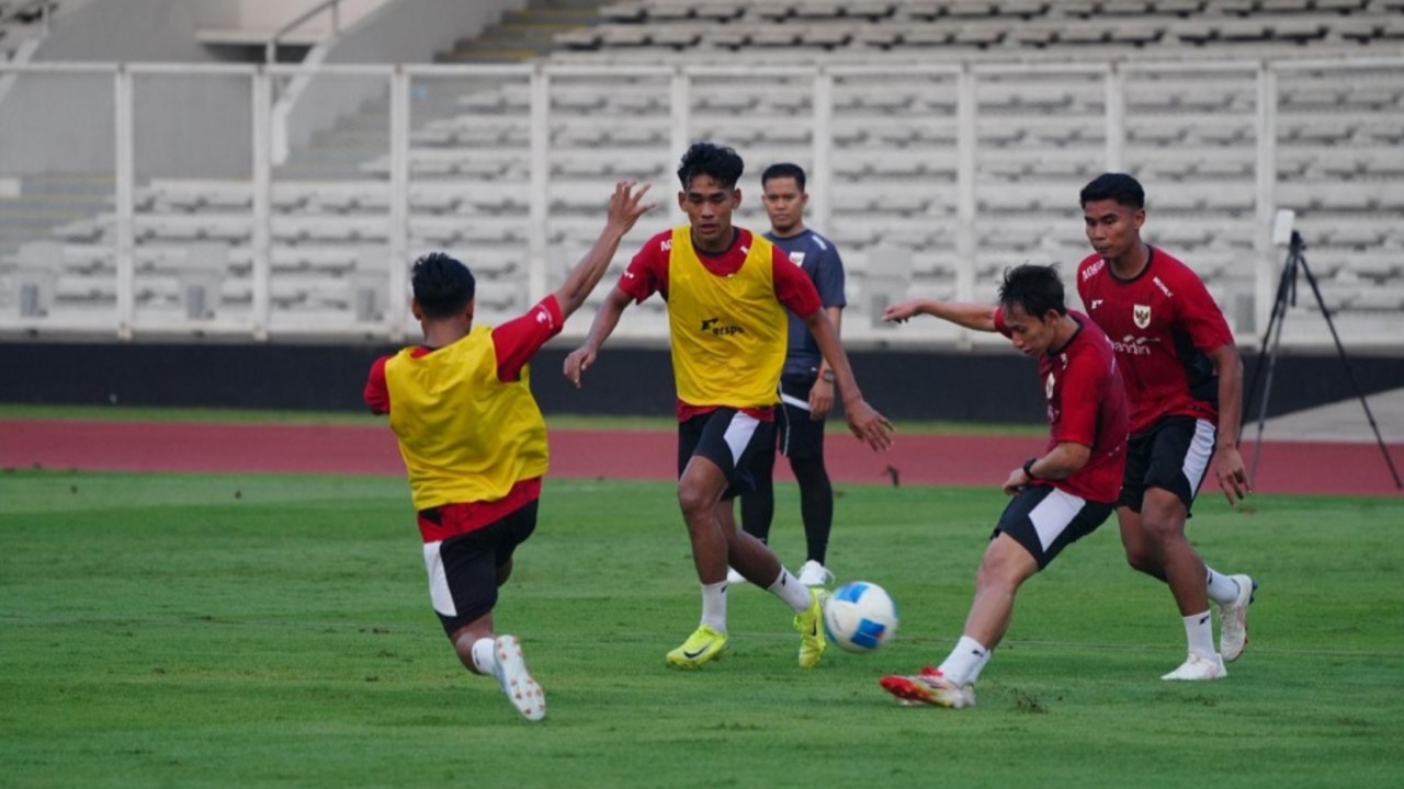 Indra Sjafri pantau pemain timnas Indonesia U-23 di uji coba