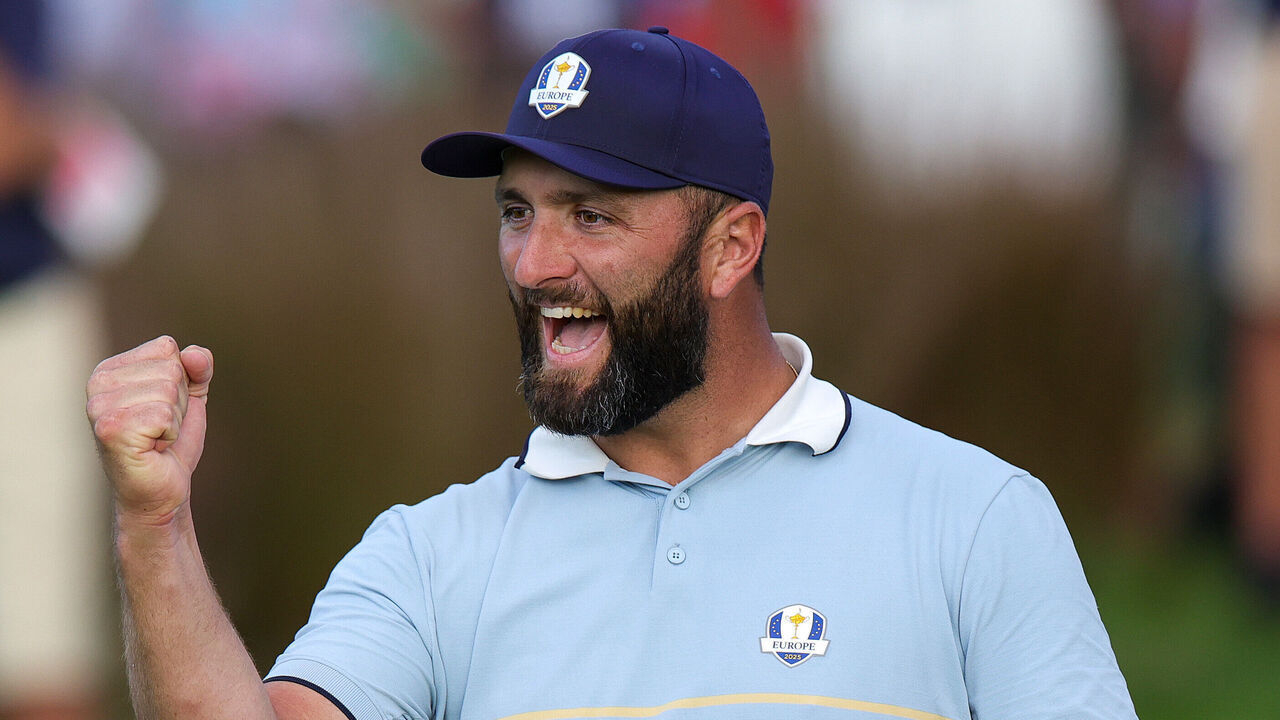 Jon Rahm, yang berpasangan dengan Tyrrell Hatton sepanjang turnamen, menjadi salah satu target utama kerumunan yang tidak ramah. (Foto: Golf Digest)