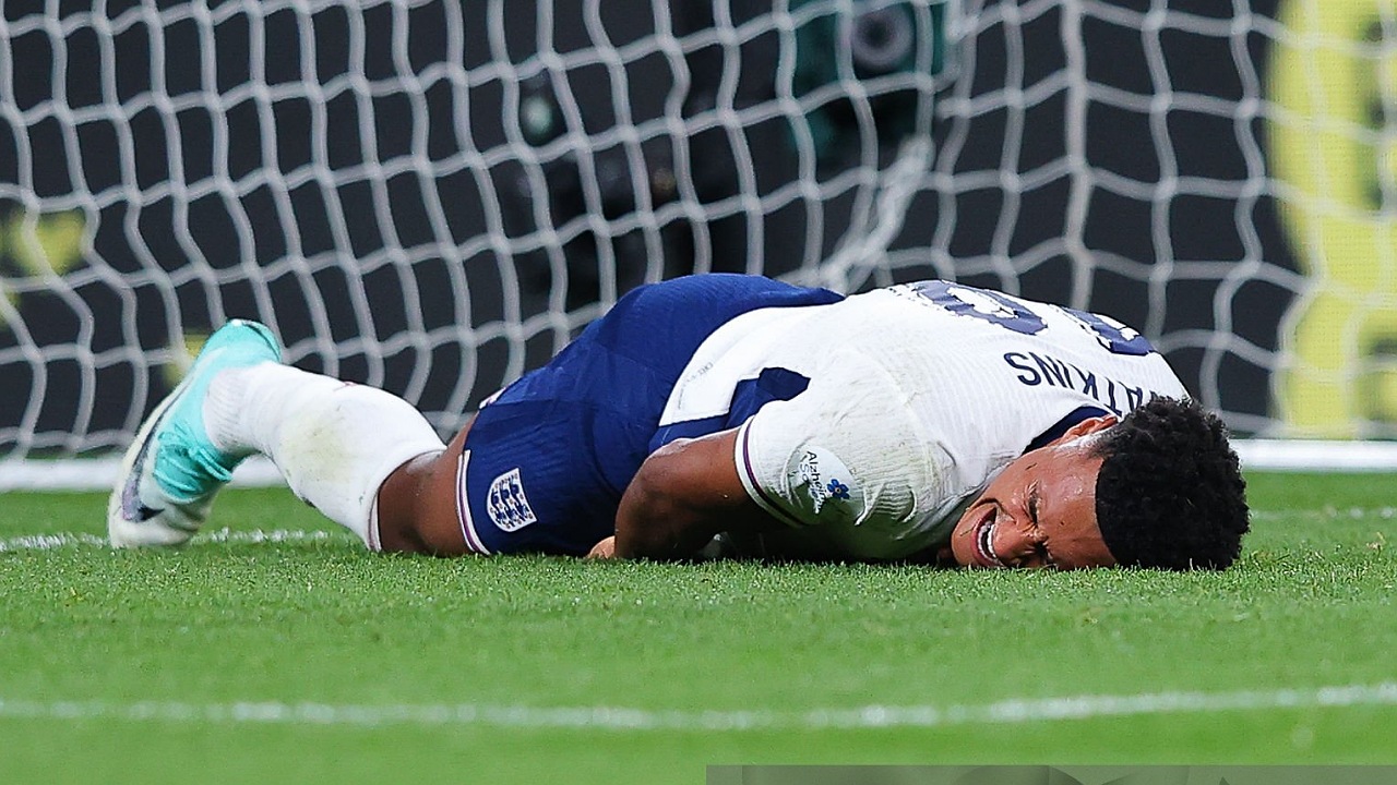 Ollie Watkins tampak meringis kesakitan