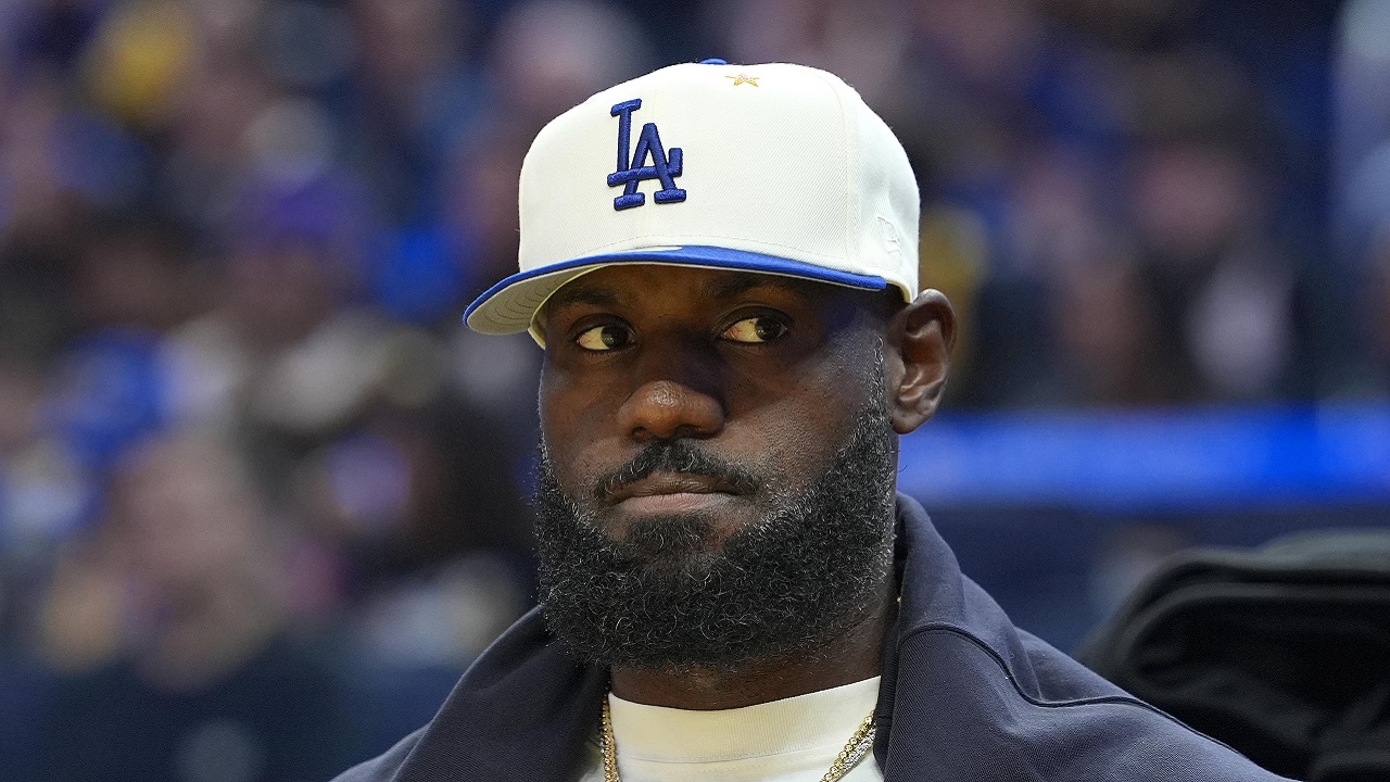 LeBron James absen selama 3-4 pekan karena cedera skiatika.