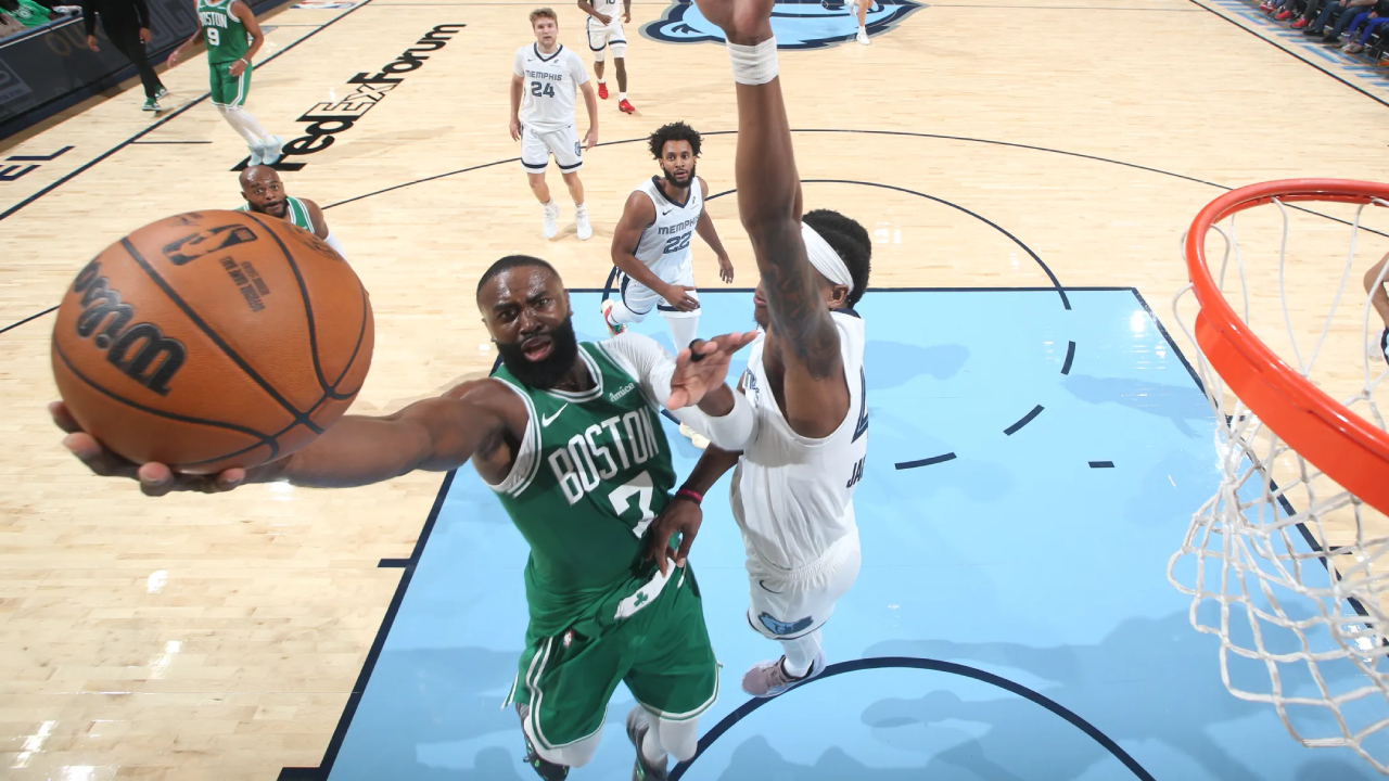 Jaylen Brown (kiri) mencetak 21 poin saat Boston Celtics menang 121–103 atas Memphis Grizzlies pada Rabu (8/10) malam. (Foto: AP)