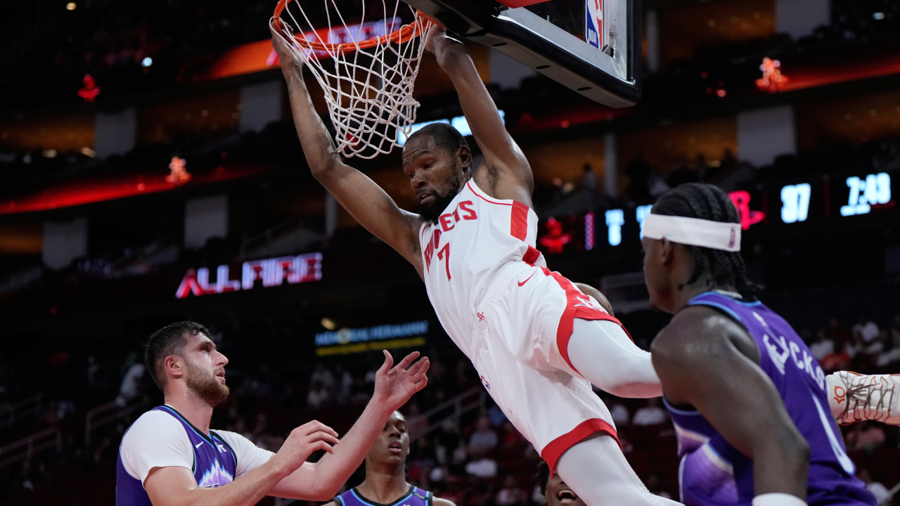 Kevin Durant (tengah) mencetak 20 poin saat Houston Rockets meraih kemenangan 140-127 ayas Utah Jazz pada Rabu (8/10) malam. (Foto: AP)