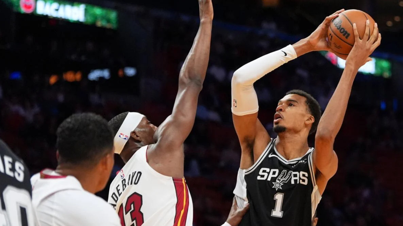 Victor Wembanyama (kanan) mencetak 12 poin saat San Antonio Spurs meraih kemenangan “comeback” 112-107 atas Miami Heat pada Rabu (8/10) malam. (Foto: AP)