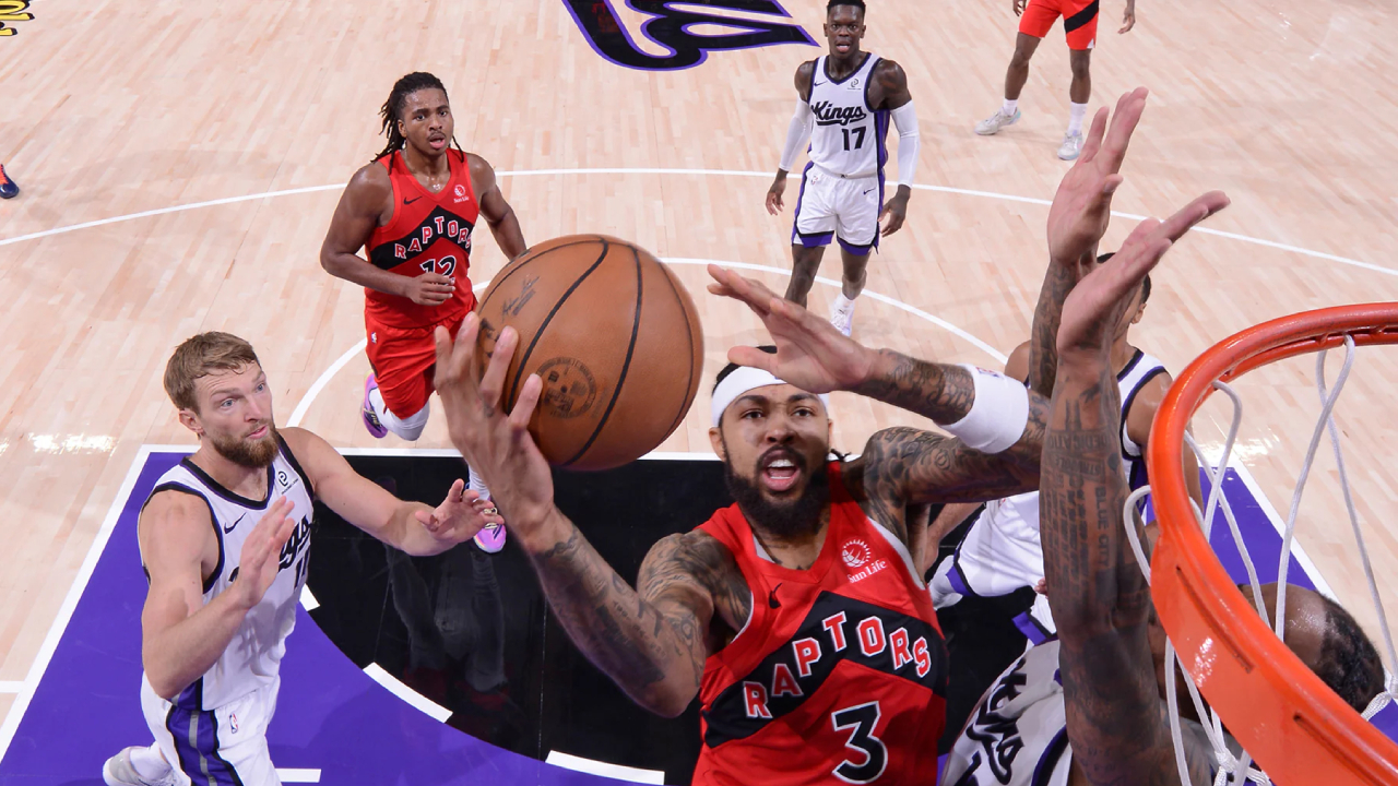 Brandon Ingram (tengah) mencetak 21 poin saat Toronto Raptors meraih kemenangan 130-122 atas Sacramento Kings pada Rabu (8/10) malam. (Foto: AP)