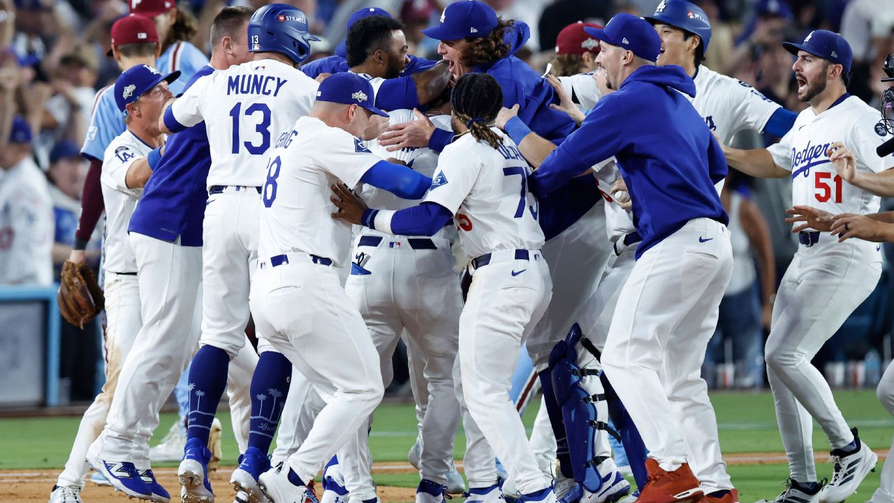 Para pemain Los Angeles Dodgers melakukan selebrasi setelah memastikan kemenangan atas Philadelphia Phillies dengan skor 3-1. (Foto: AP)