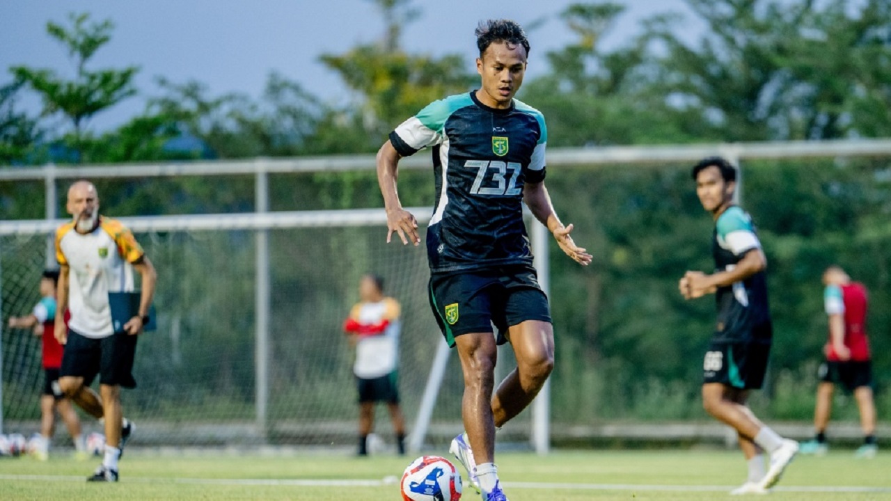 Pemain bertahan Persebaya Surabaya, Koko Ari Araya mulai gabung latihan tim