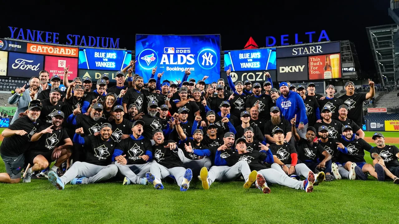 Para pemain Toronto Blue Jays berpose di Yankee Stadium setelah mengalahkan Yankees di Seri Divisi dengan skor 3-1. (Foto: AP)
