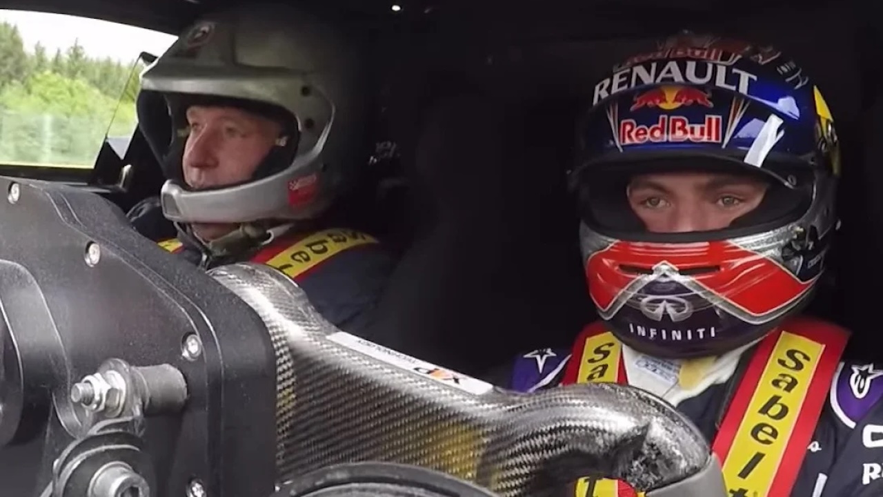 Max Verstappen beraksi di mobil reli