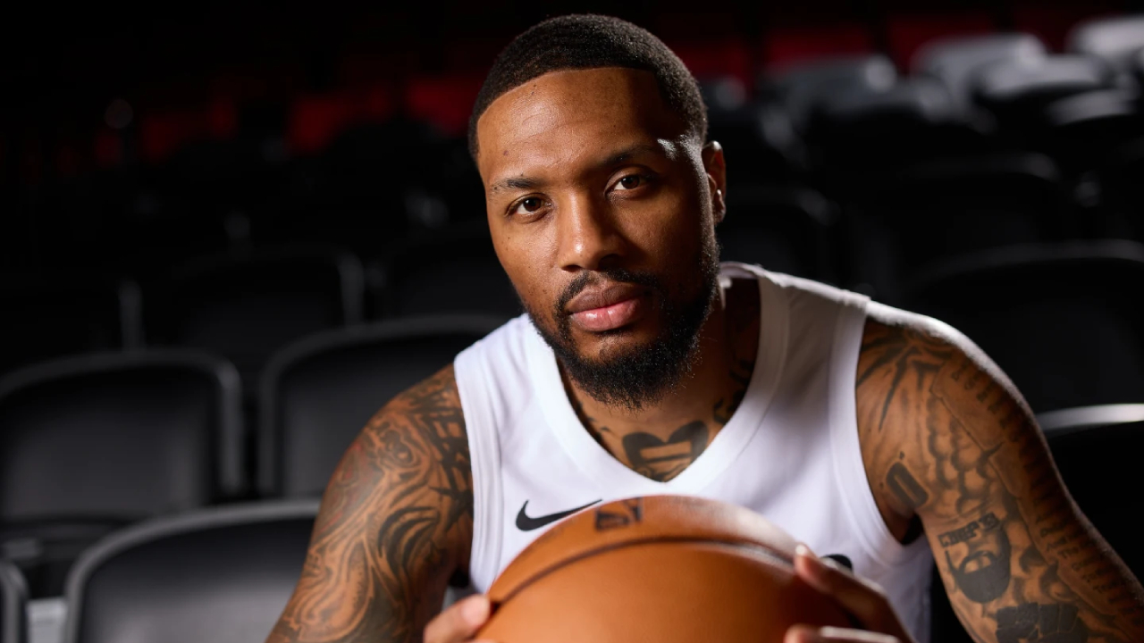 Meskipun absen di lapangan, Damian Lillard telah menjadi sosok berpengaruh di ruang ganti dan sesi latihan tim. (Foto: AP)