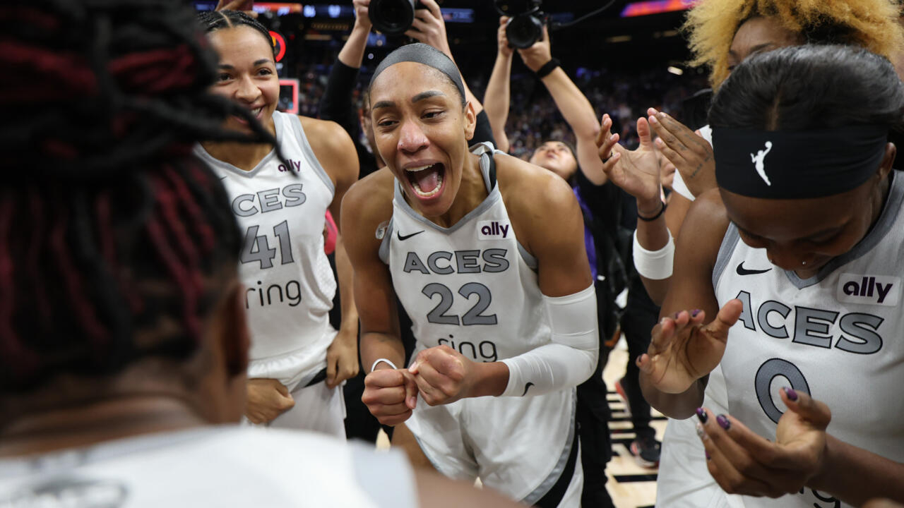 Para pemain Las Vegas Aces melakukan selebrasi setelah memastikan kemenangan atas Mercury di Game 4 Final WNBA 2025. (Foto: AP)