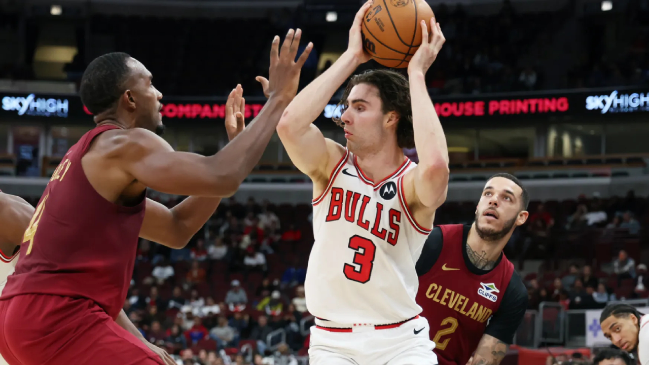 Josh Giddey (tengah) mencetak 14 poin saat Chicago Bulls mengalahkan Cleveland Cavaliers dengan skor 119–112 di United Center pada hari Kamis (9/10) malam. (Foto: AP)