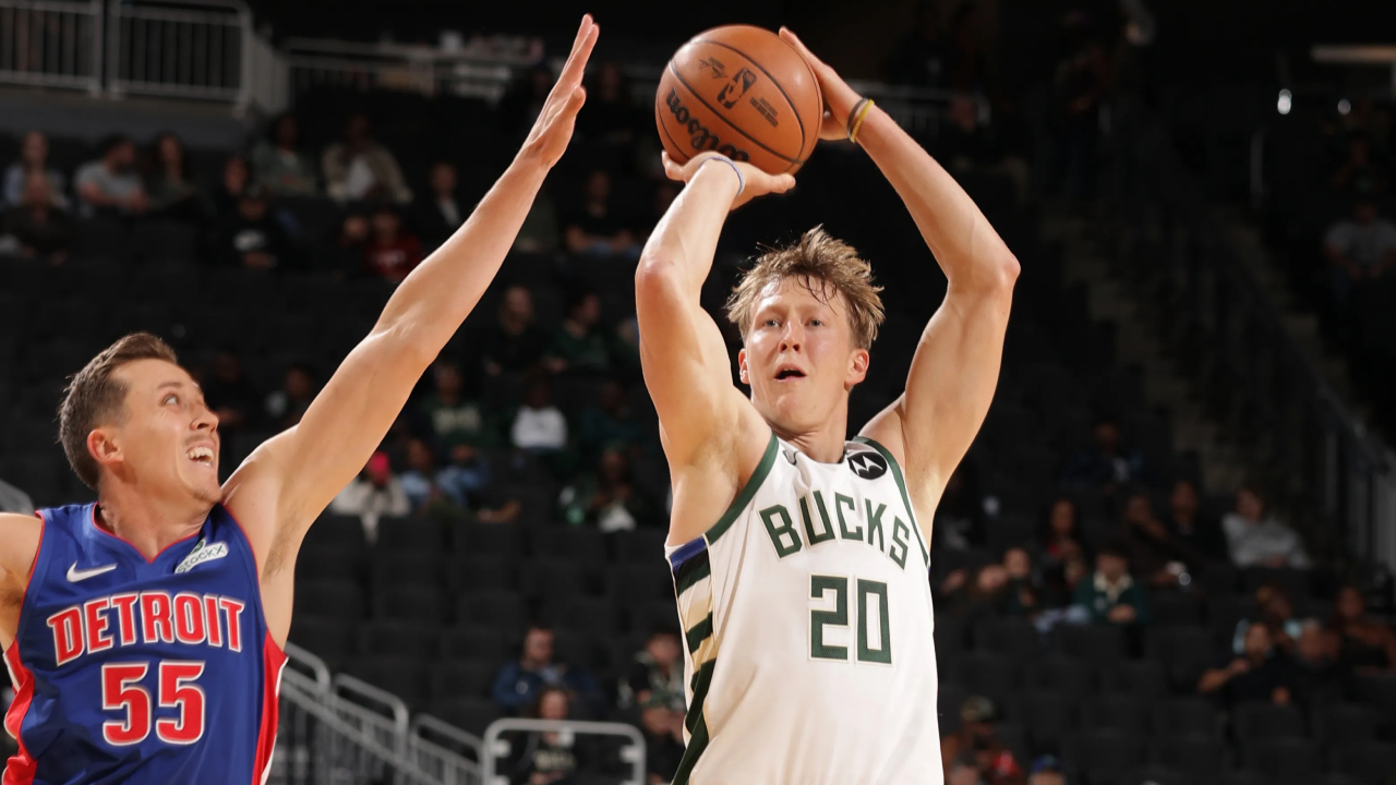 AJ Green (kanan) mencetak 22 poin saat Milwaukee Bucks mengalahkan Detroit Pistons 117–111 pada Kamis (9/10) malam. (Foto: AP)