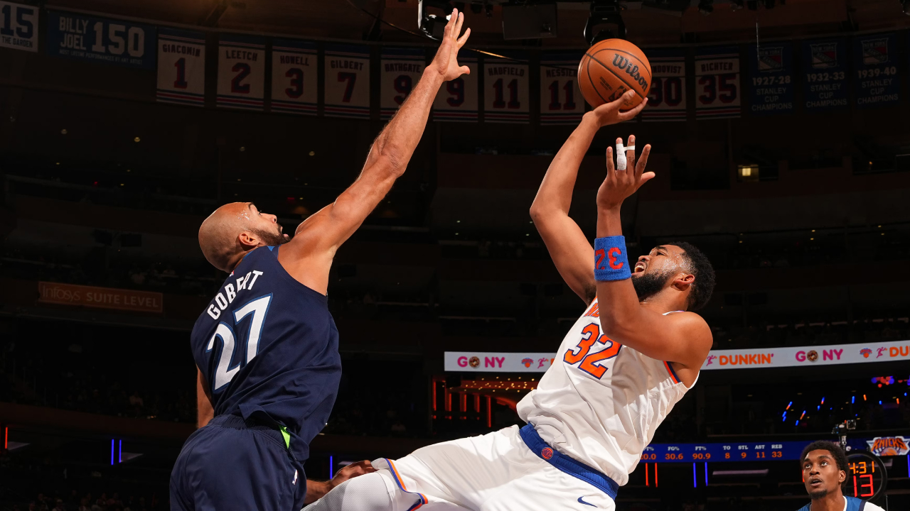 Karl-Anthony Towns (kanan) mencatat double-double saat New York Knicks menang 100–95 lewat OT atas Minnesota Timberwolves pada Kamis (9/10) malam. (Foto: AP)
