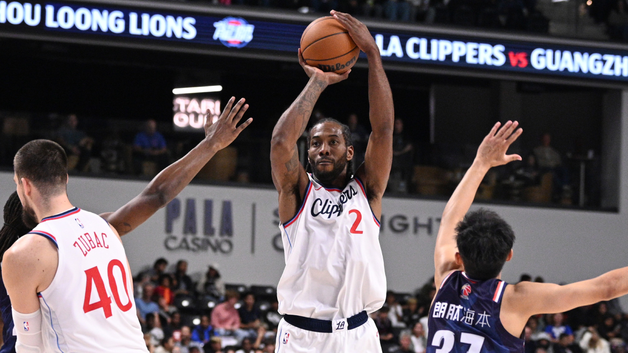 Kawhi Leonard (tengah) mencetak 18 poin saat Los Angeles Clippers mengalahkan Guangzhou Loong-Lions 142–95 di Frontwave Arena pada Kamis (9/10) malam. (Foto: AP)