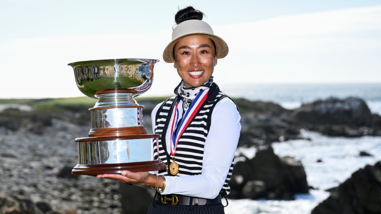 Ina Kim-Schaad berpose dengan trofi U.S. Women’s Mid-Amateur. (Foto: Golf Digest)